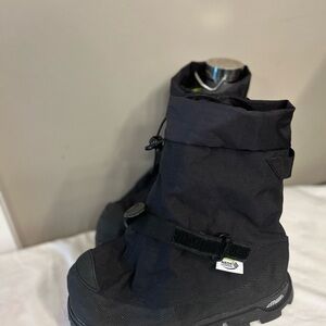 Brand new NEOS overshoes size M